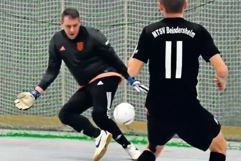 Ausgleich: Beindersheims Max Schweitzer (rechts) trifft zum 1:1 gegen den ASV Mörsch.