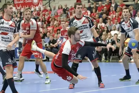 Treffer! Alexander Falk trifft zum 8:13 der Eulen gegen Bundesliga-Primus SG Flensburg-Handewitt. Foto: KUNZ 