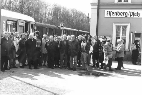 1994 wurde die Bahnstrecke von Grünstadt nach Eisenberg reaktiviert. Im März 1995 kamen Kommunalpolitiker aus der Südpfalz nach 