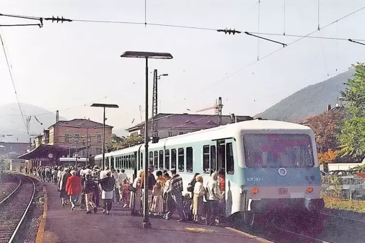 Gerade im Ausflugsverkehr sorgte das ab 1994 stark verbesserte Bahnangebot in der Pfalz schnell f&uuml;r deutlich steigende Fahrgastz