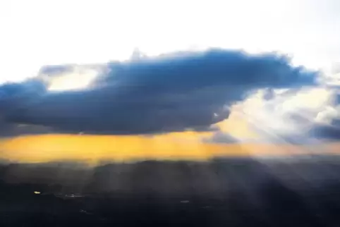 Warten auf den Regen: Das Foto mit Blick auf den Pfälzerwald hat RHEINPFALZ-Fotograf Klaus Landry Anfang August aufgenommen. Dam