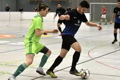 Erhan Kilic (rechts) und der VfR Frankenthal II boten eine gute Leistung in der Vorrunde. Gegen Jan Götzen und die VT Frankentha