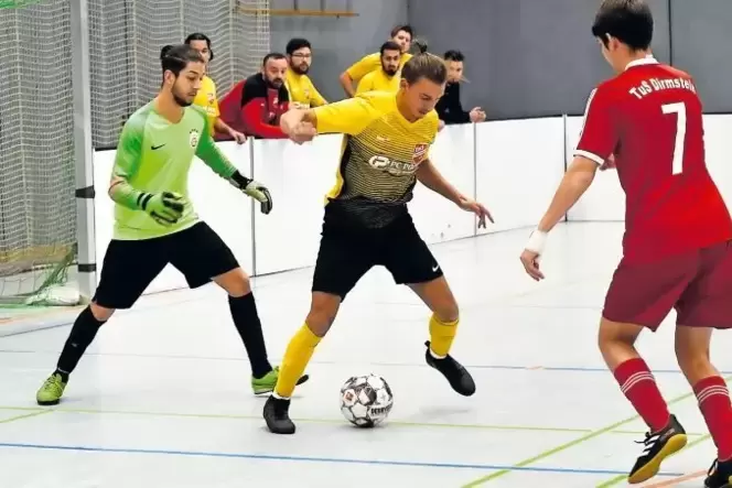 Da spielten sie noch: Der Flomersheimer Ensar Durasi (am Ball) versucht, den Dirmsteiner Nils Gansert vom eigenen Tor fernzuhalt