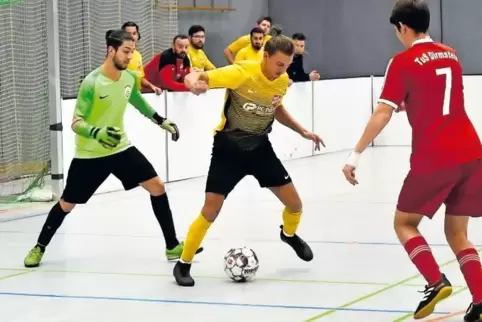Da spielten sie noch: Der Flomersheimer Ensar Durasi (am Ball) versucht, den Dirmsteiner Nils Gansert vom eigenen Tor fernzuhalt