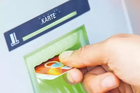 Bargeld aus dem Automaten oder lieber gleich bargeldlos bezahlen?