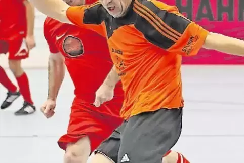 In Spiel gegen Wörschweiler trifft Ralph Bauer (vorne) zum 4:0 für SVN Zweibrücken/Contwig.
