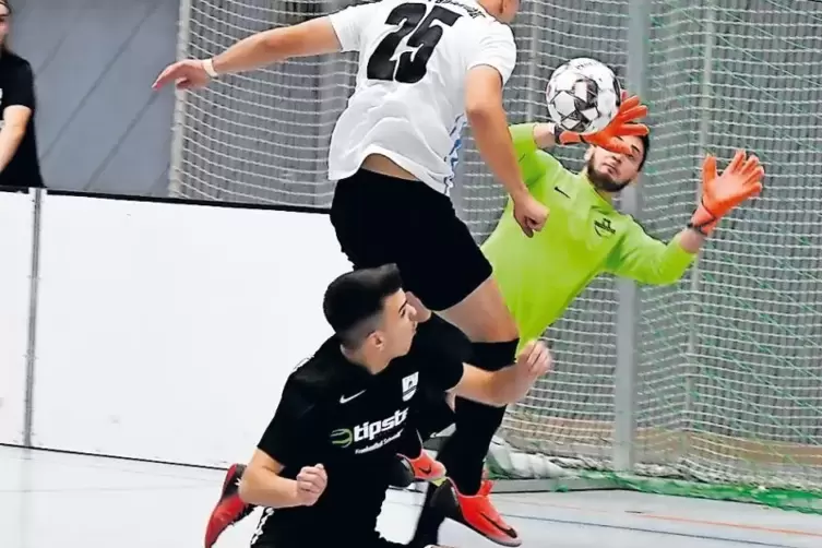 Fatjon Syla (wei&szlig;es Trikot) vom VfR Frankenthal II versucht, sich gegen Paul Neumann und Torwart Oguzhan Akkus (DJK SW) durchzus