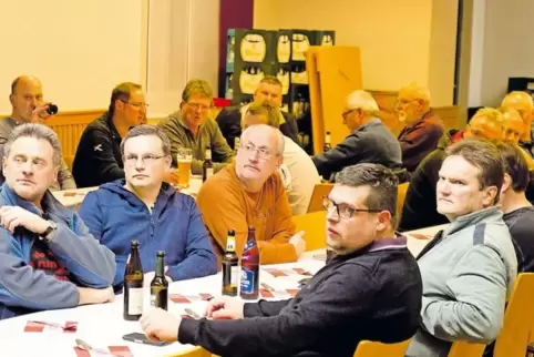 Jahrtag in Reichweiler: Eine reine Männergesellschaft folgte den Worten von Ortsbürgermeister Karsten Becker und Verbandsbürgerm