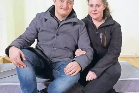 Bislang steht von Narrenthron nur der Unterbau. Sven Schott und Jennifer Schmitt haben trotzdem schon mal Probe gesessen.