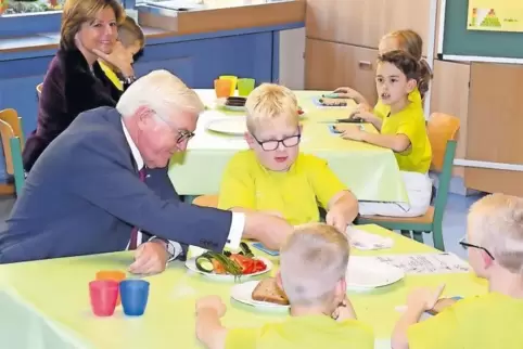 Gesunde Brote schmierte Bundespräsident Frank-Walter Steinmeier bei seinem Besuch mit Schülern der dritten Klasse in der Bottenb
