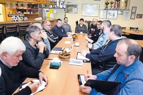 Arbeitssitzung: Die Experten beratschlagen im Vereinsheim des Fußballvereins Dudenhofen.