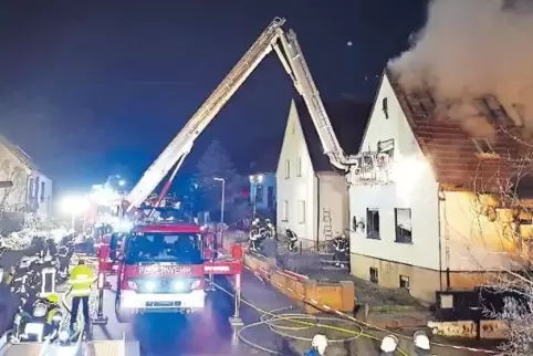 Sieben Stunden lang war die Feuerwehr am Einsatzort, um den Brand zu löschen.