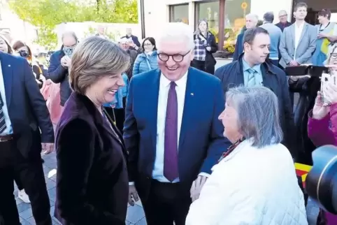 Bundespräsident: Staatsoberhaupt der Bundesrepublik Deutschland. B. Frank-Walter Steinmeier (Mitte) besuchte im Oktober zusammen