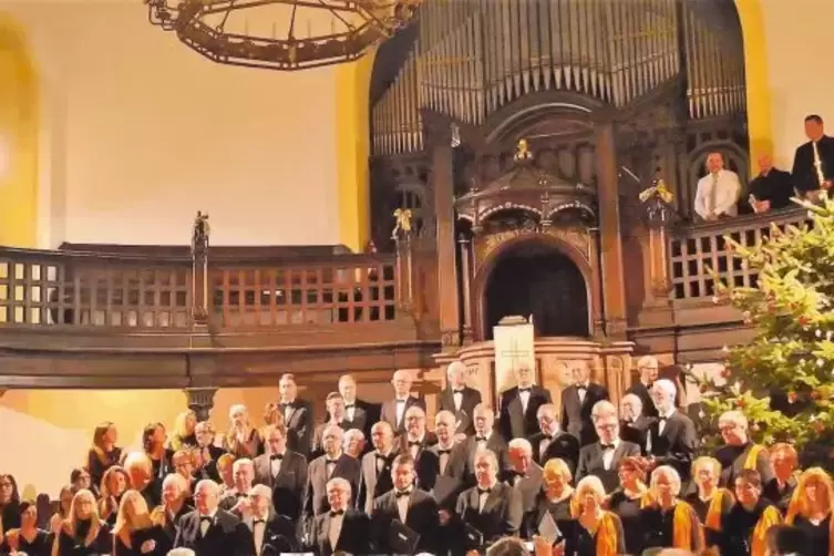 Einen vielbeachteten Auftritt hat die Chorgemeinschaft Windsberg in Nünschweiler gefeiert: Das Bild zeigt den Gemischten Chor mi