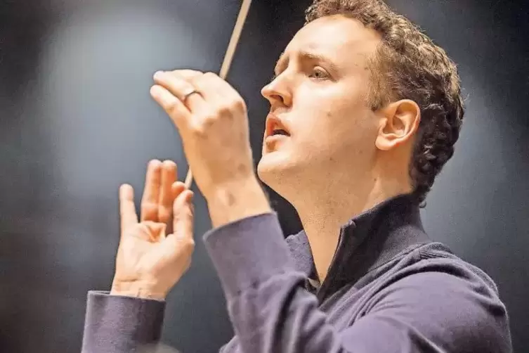 Michael Francis ist neuer Chefdirigent der in Ludwigshafen beheimateten Deutschen Staatsphilharmonie, die 2019 ihren 100. feiert
