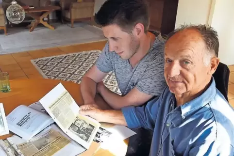 Dieter Rauscher blättert mit RHEINPFALZ-Redakteur Sven Wenzel in seinen alten Unterlagen – und in seinen Erinnerungen.