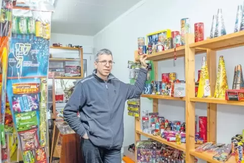 Der Zweibrücker Ralf Kohl verkauft zu Silvester auch Feuerwerk für den privaten Bedarf in einem extra dafür aufgestellten Contai