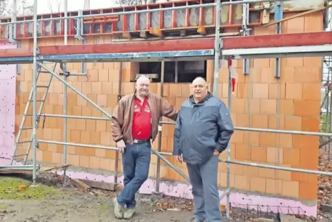Stolz auf das neue Vereinsheim: Michael Illig (links) und Heinz-Hermann Hanf von den Siedlern und Eigenheimern „Im Grübentälchen