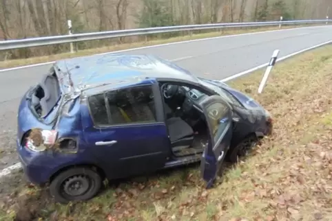 Der Fahrer und sein Sohn wurden bei dem Unfall verletzt. Foto: Polizei 