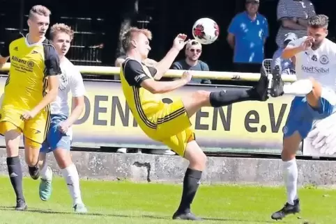 Nicht einer Meinung: Paul Stock (links in Gelb gegen Hauenstein) erkennt die Reize eines Stadions. Für seinen Bruder Moritz (am 