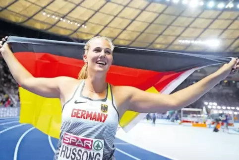 Völlig losgelöst: Mit Deutschland-Fahne läuft Speerwerferin Christin Hussong zu Recht eine Ehrenrunde im Berliner Olympiastadion