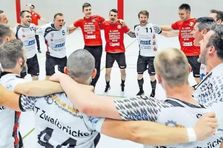 Freudentänzchen: Die Handballer der VTZ Saarpfalz machen früh den Titelgewinn in der Oberliga klar – und bejubeln den Drittliga-