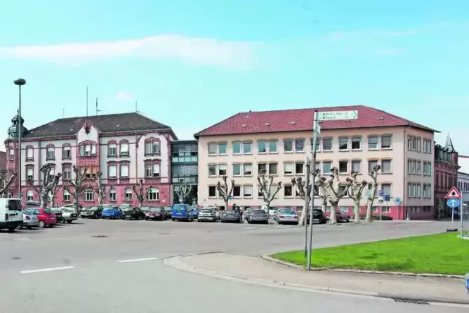 Der denkmalgeschützte Teil des Kreishauses (links) bleibt erhalten: Das Gebäude rechts sowie Gebäude um die Ecke (rechts) werden Der denkmalgeschützte Teil des Kreishauses (links) bleibt erhalten: Das Gebäude rechts sowie Gebäude um die Ecke (rechts) werden