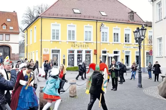 Achtung: Die Narren kommen. Achtung: Die Narren kommen.