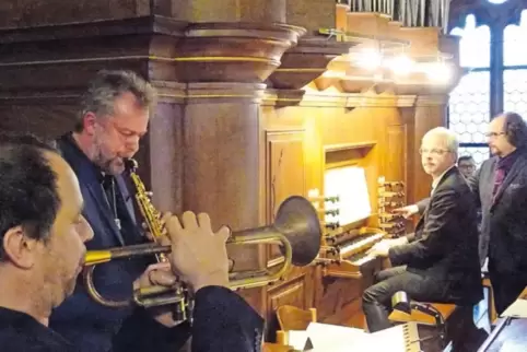 Boten überraschende Arrangements: Joo Kraus und Dieter Kraus an Trompete und Saxophon, Andreas Gräsle an der Orgel und Dominik W
