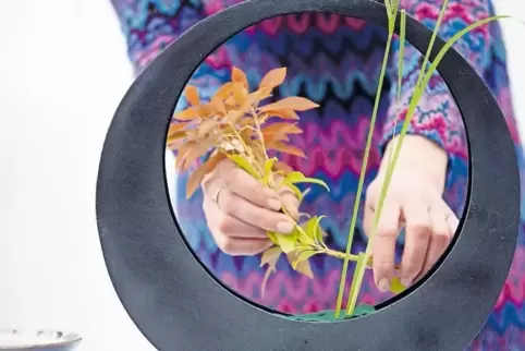 Beim Ikebana werden Pflanzenteile so lange gedreht und gewendet, bis sie sich in der besten Betrachtungsposition im Gesteck befi