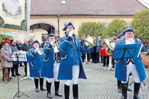 Die Jagdhornbläser begrüßen das neue Jahr mit Musik.
