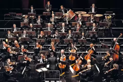 Die Deutsche Staatsphilharmonie im Neustadter Saalbau beim Silvesterkonzert.