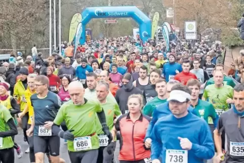 789 Läufer machten sich auf die zehn Kilometer lange Strecke. Eine Vierergruppe setzte sich gleich mal vom Feld ab.