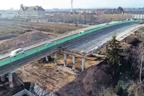 Für 5,3 Millionen Euro wird die Horstbrücke saniert. Der Abriss des nördlichen Teils hat im September begonnen. Bauzeit: zwei Ja