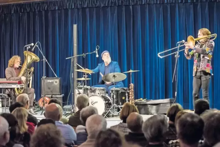 Das Ditzner-Quintett beging in der Schneckenhausener Festhalle sein Zehnjähriges: die Brüder Roland (Tuba) und Bernhard Vanecek 