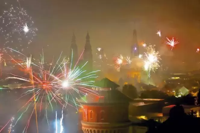 Beeindruckend: Blick vom Hochhaus der Rentenversicherung über den Wasserturm auf das Feuerwerk in der südlichen Innenstadt.
