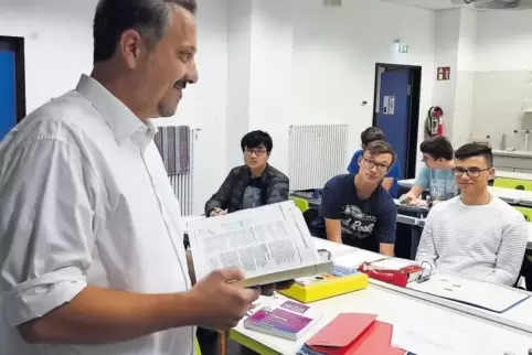 Früher in der Forschung tätig, heute Lehrer an der IGS Edigheim: Jochen Schröder. Er ist einer von wenigen Männern und Frauen in