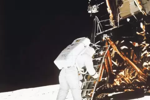 21. Juli 1969: US-Astronaut Neil Armstrong fotografiert seinen Kameraden Buzz Aldrin beim Abstieg von der Raumfähre. Armstrong h