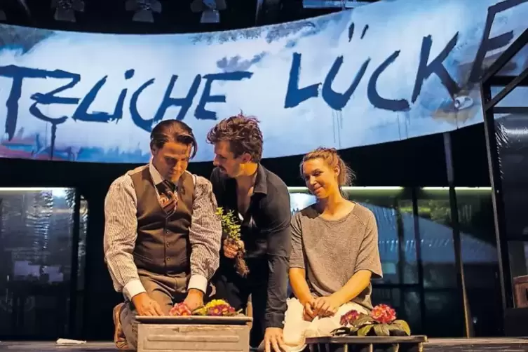Oliver Burkia als Albert, Robin Meisner als Werther und Marie Scharf als Lotte in „Die Leiden des jungen Werther“.