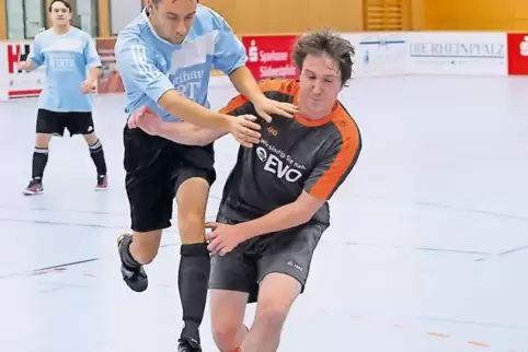 Eine Szene aus dem Finale des ersten Turniers: Marcel Mai von der SrVgg Kaiserslautern-Donnersberg (Mitte) im Duell mit Offenbac