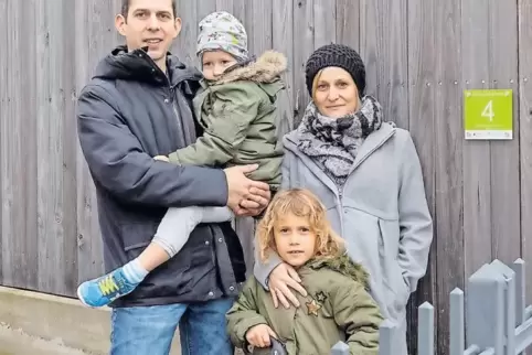 Das Ehepaar Weschler mit Kindern vor dem prämierten Haus in Billigheim-Ingenheim.