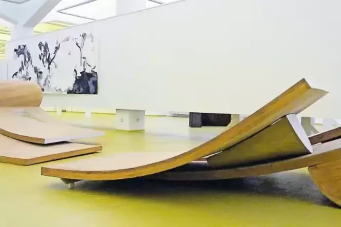 APK-Ausstellung des Jahres 2017 im Herrenhof in Mußbach. Vorne Stefan Engels Holzobjekt »Habitat IV «. APK-Ausstellung des Jahres 2017 im Herrenhof in Mußbach. Vorne Stefan Engels Holzobjekt »Habitat IV «.
