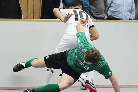 Eine Szene aus dem Finale des Vorjahres: TSC-Spieler René Müller (hinten) kämpft gegen seinen Namensvetter Julian Müller (VBZ) a