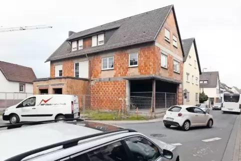 Seit langer Zeit blicken Passanten und Autofahrer auf einen Rohbau in der Ortsdurchfahrt in Ingenheim. Das Gebäude soll bis Herb