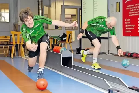 Bastian Hört (KV Mutterstadt I, links) und Jürgen Latz, der nicht mehr für den Verein spielt, duellieren sich im Derby.
