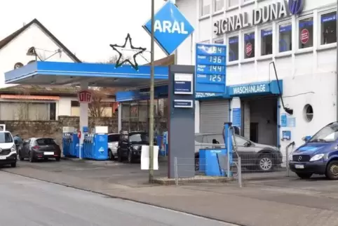 Die beiden Täter, die am Samstag die Aral-Tankstelle in Waldfischbach-Burgalben überfallen haben, erbeuteten einen vierstelligen