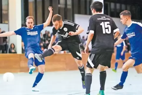 Szene aus dem Finale des Aktiventurniers im vergangenen Jahr: Timo Mangold (Zweiter von links) und Filipe Machado vom VfR Kaiser