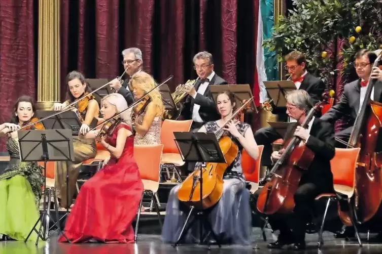 Lebt und liebt geradezu das „schwere Leichte“: das „Johann-Strauß-Orchester Kurpfalz“.
