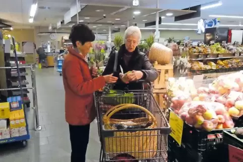Erika Boss aus Winnweiler holt Brigitte Batzies aus Langmeil regelmäßig ab und nimmt sie mit zum Einkaufen. Beide nehmen teil an