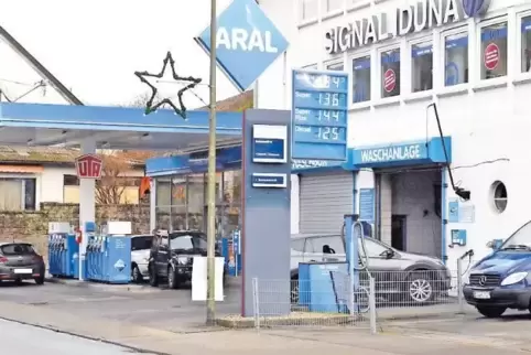 Zwei bewaffnete Männer haben die Aral-Tankstelle in Waldfischbach-Burgalben überfallen. Die Angestellten blieben unverletzt.